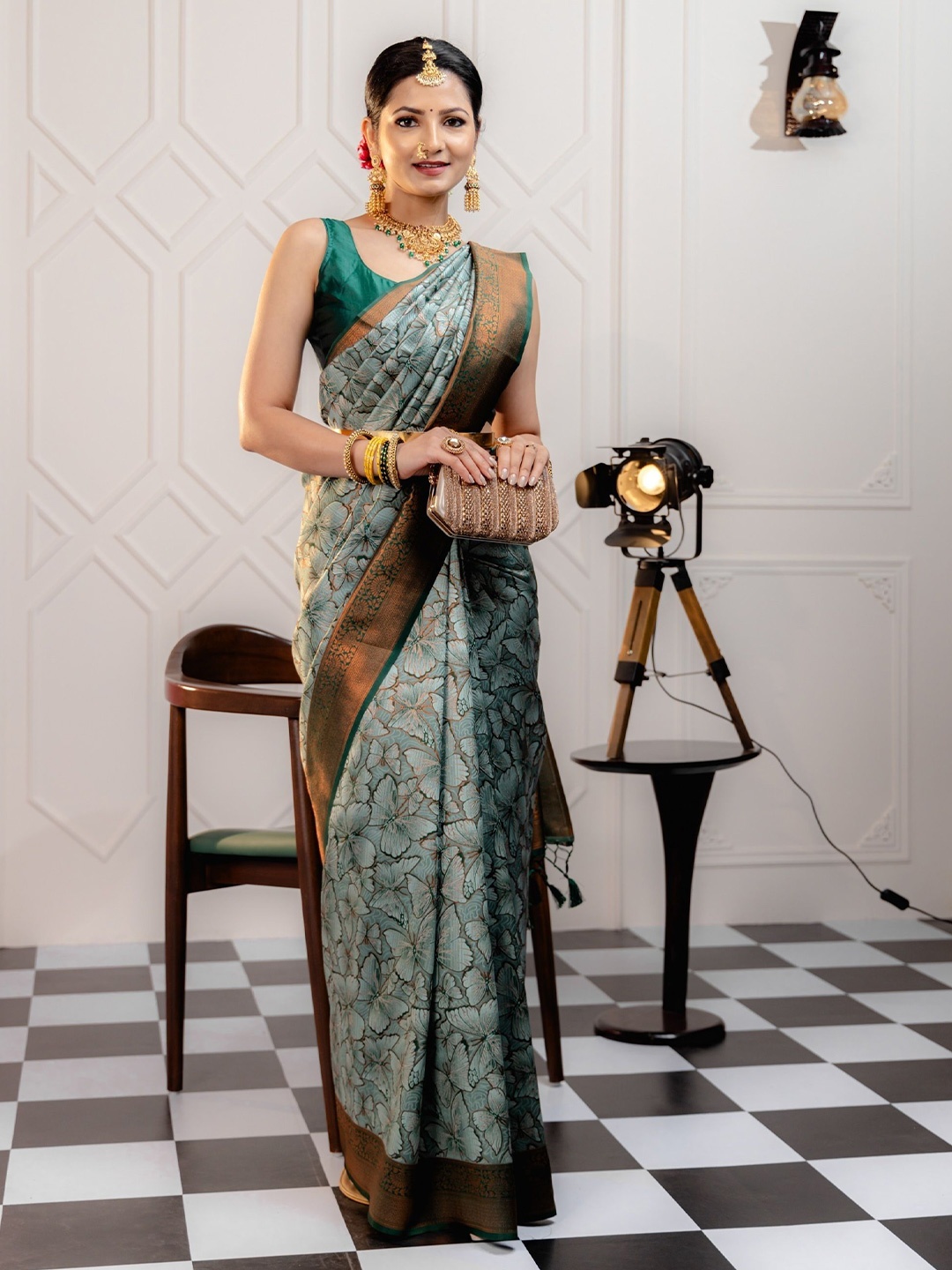 

QENY Woven Design Zari Banarasi Saree, Lime green