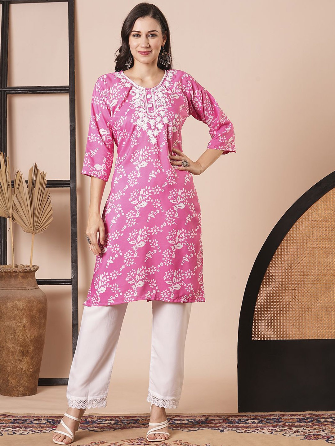 

KAYOMMI Women Floral Printed Regular Thread Work Kurta with Trousers Set, Pink