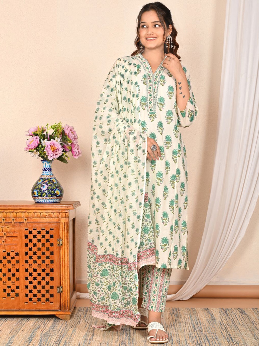 

Moktika Women Floral Printed Regular Pure Cotton Kurta with Trousers & Dupatta, Green