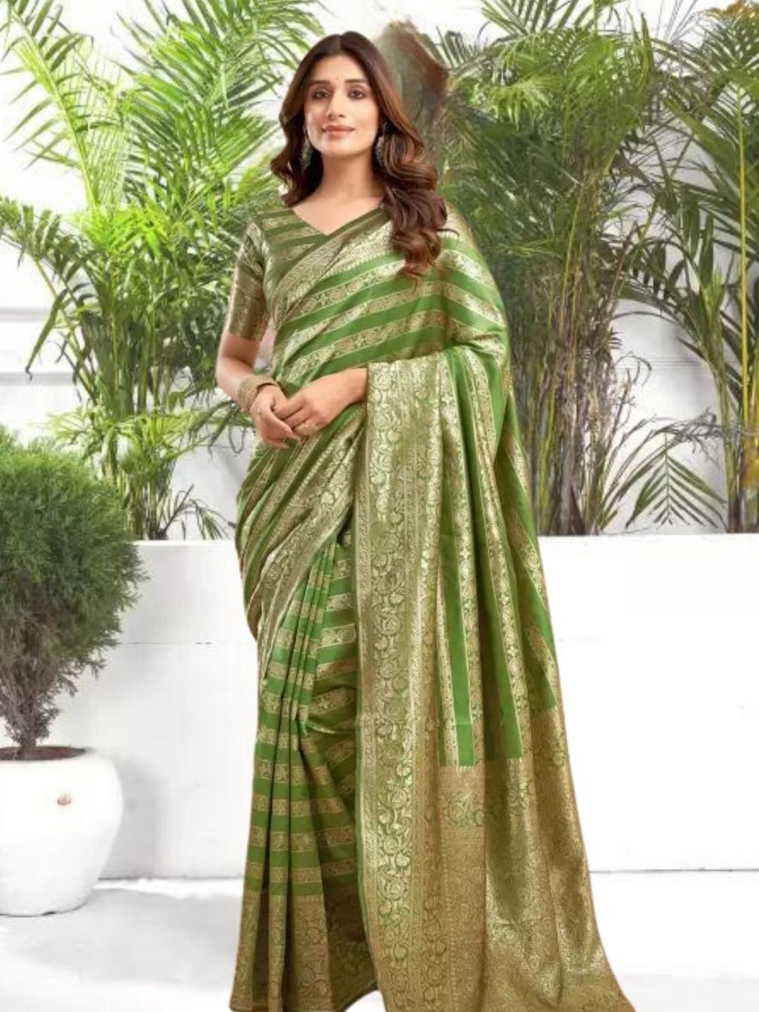

MAGMINA Woven Design Zari Banarasi Saree, Green