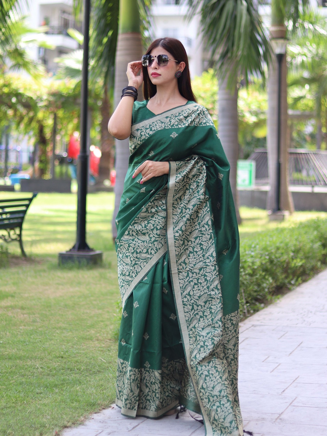 

Kandora Woven Design Pure Silk Saree With Zari Border, Green