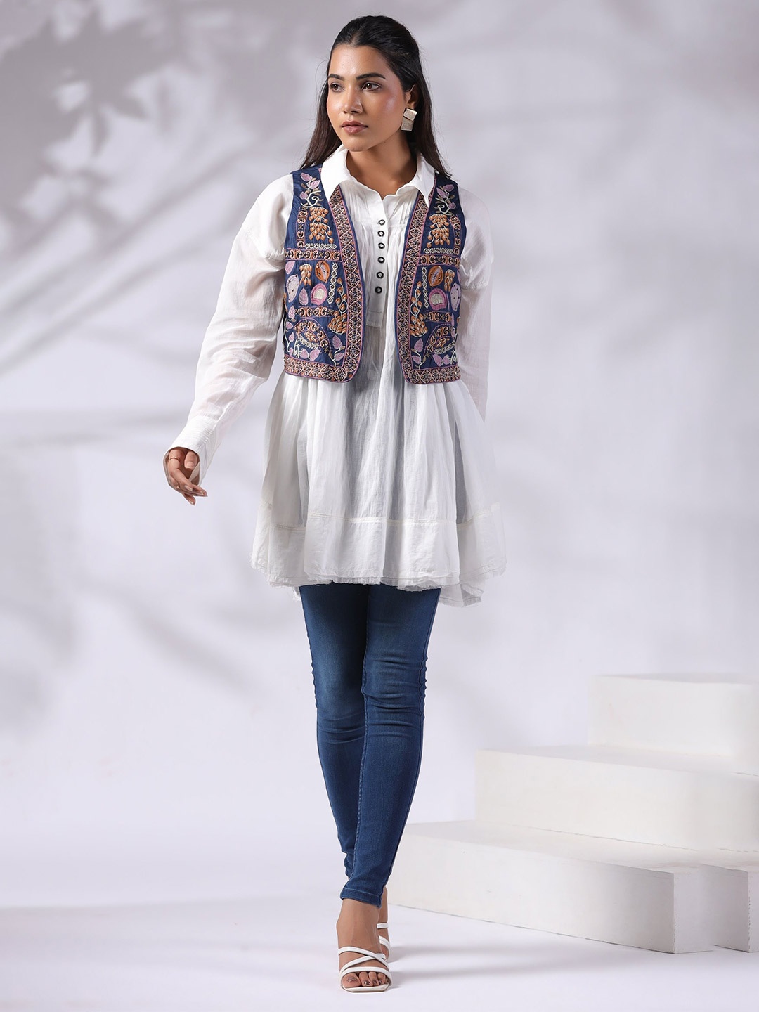 

Nyaro Women Embroidered Floral Crop Open Front Jacket, Blue