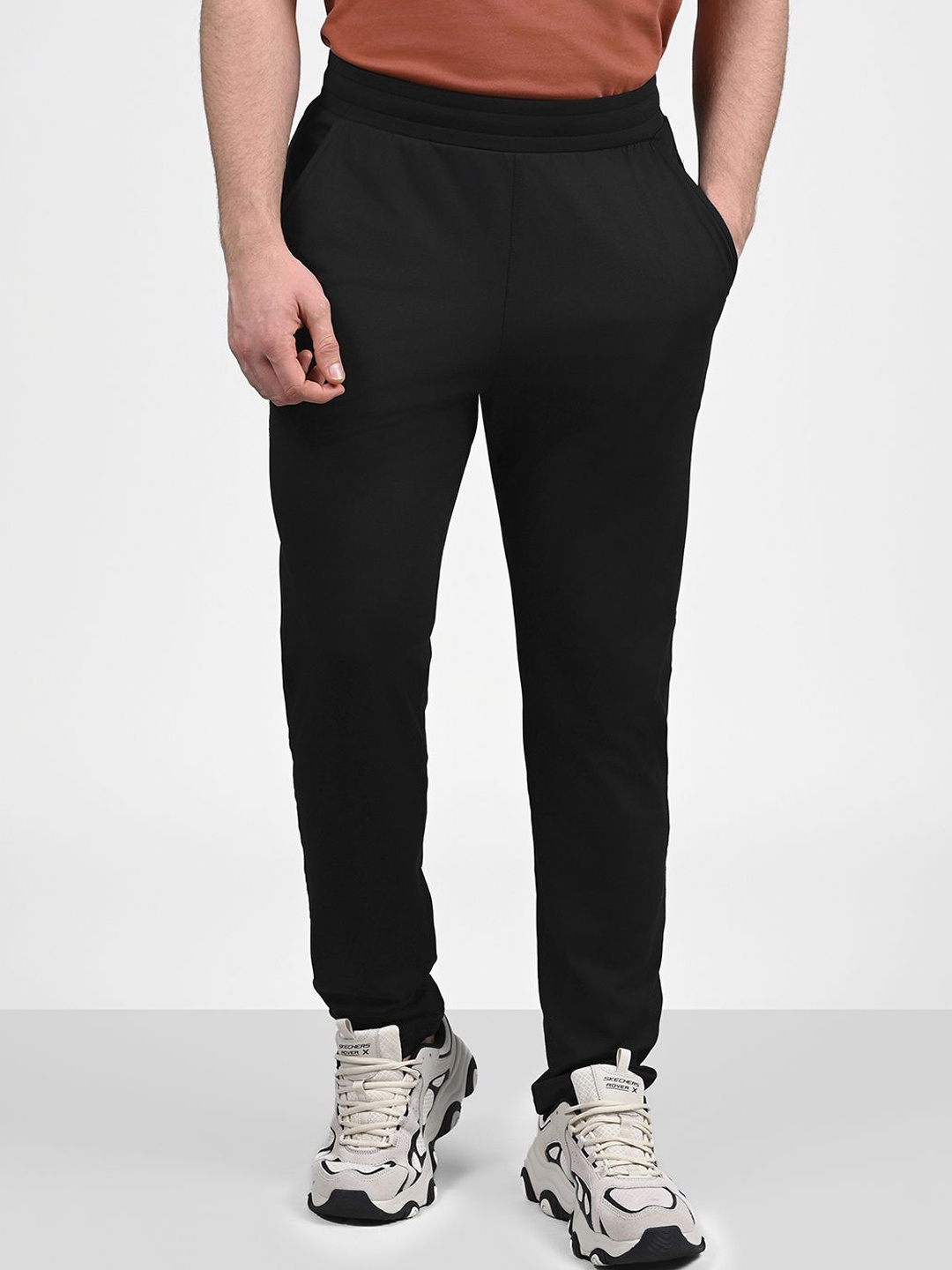 

Skechers Men Regular Fit Mid Rise Regular Trousers, Black