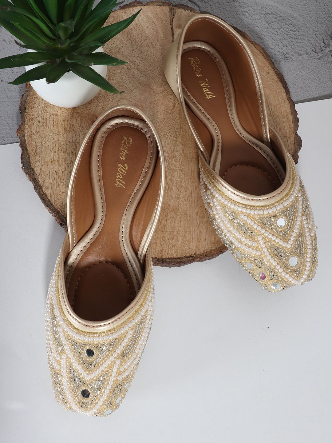 

Retro Walk Women Embellished Ethnic Mojaris Flats, Cream