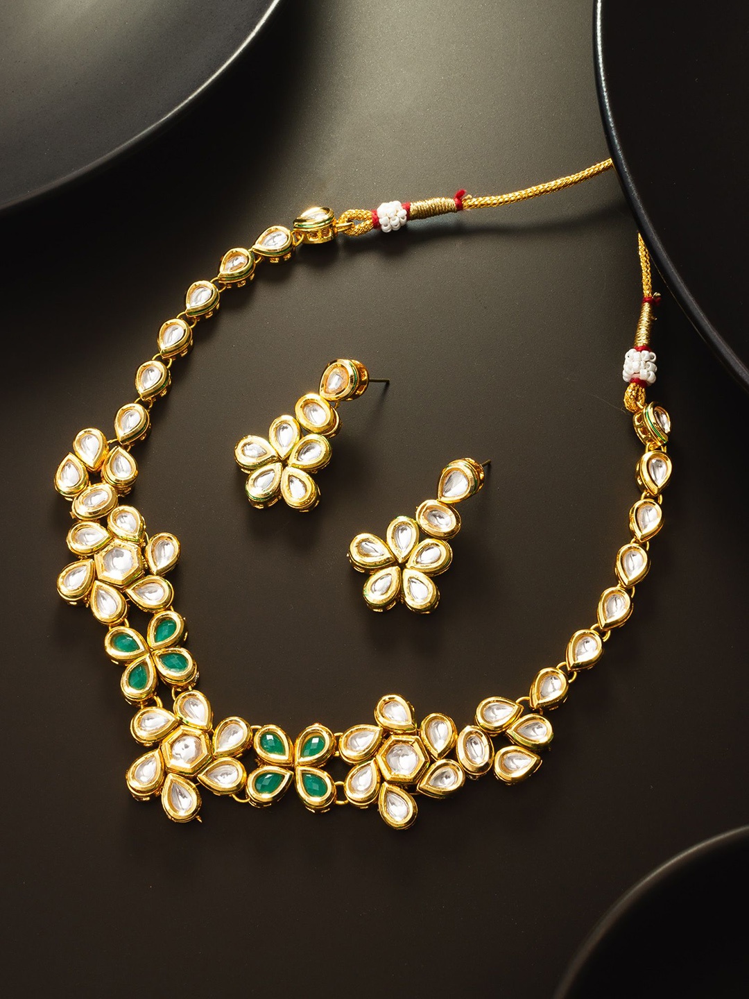 

aadita Silver Gold-Plated Kundan Studded Choker Jewellery Set