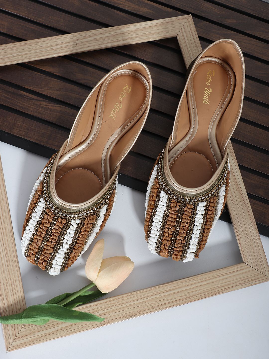 

Retro Walk Women Embellished Ethnic Mojaris, Bronze