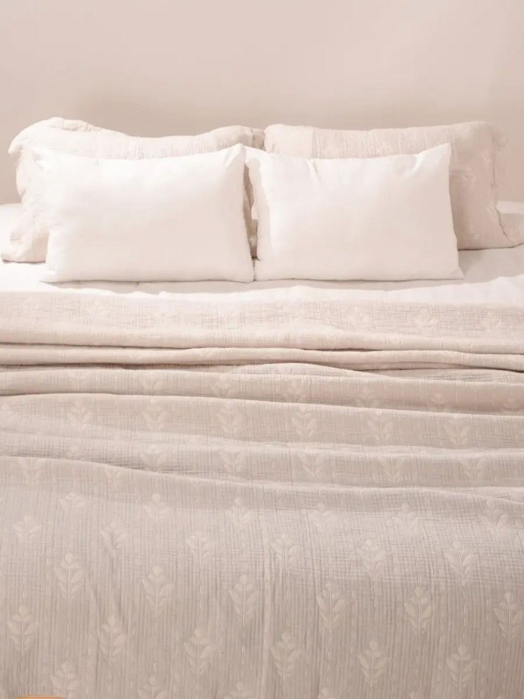 

Zarf Cream-Coloured Floral AC Room 400 GSM Double Bed Blanket