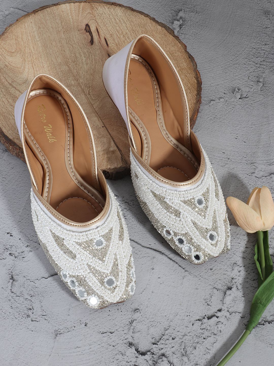

Retro Walk Women Embellished Ethnic Mojaris, White