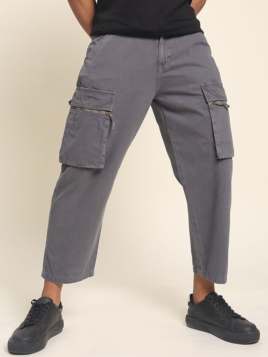 

The Roadster Lifestyle Co Men Pure Cotton Straight-Fit Crago, Grey