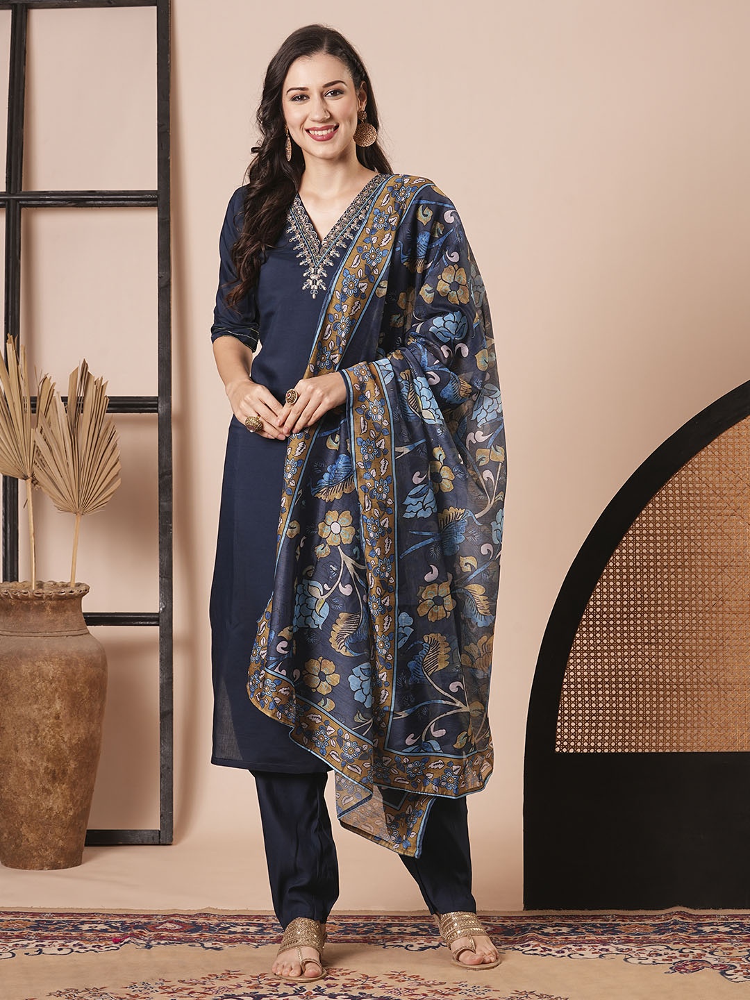 

KAYOMMI Women Regular Kurta with Trousers & With Dupatta, Navy blue