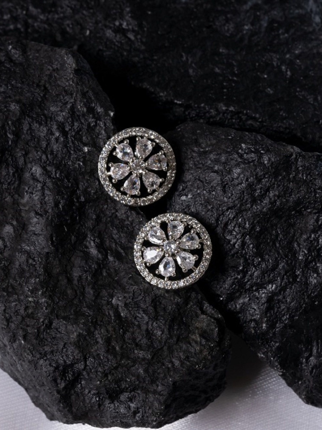 

PUTSTYLE Contemporary Studs Earrings, Silver