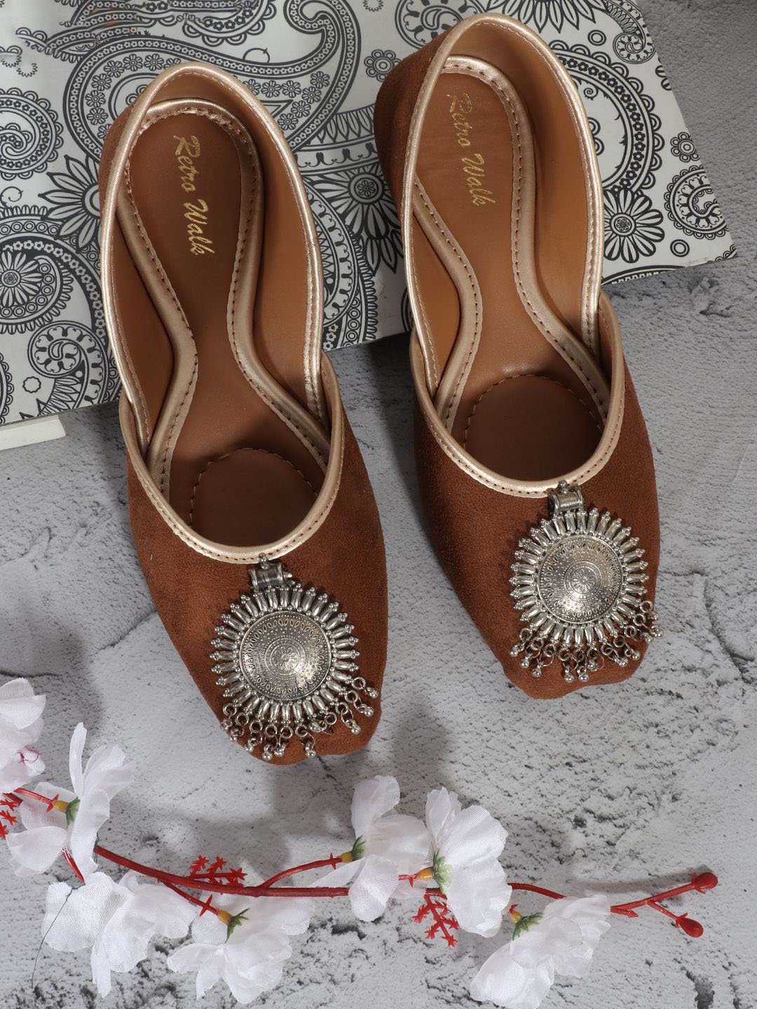 

Retro Walk Women Embellished Ethnic Mojaris Flats, Brown