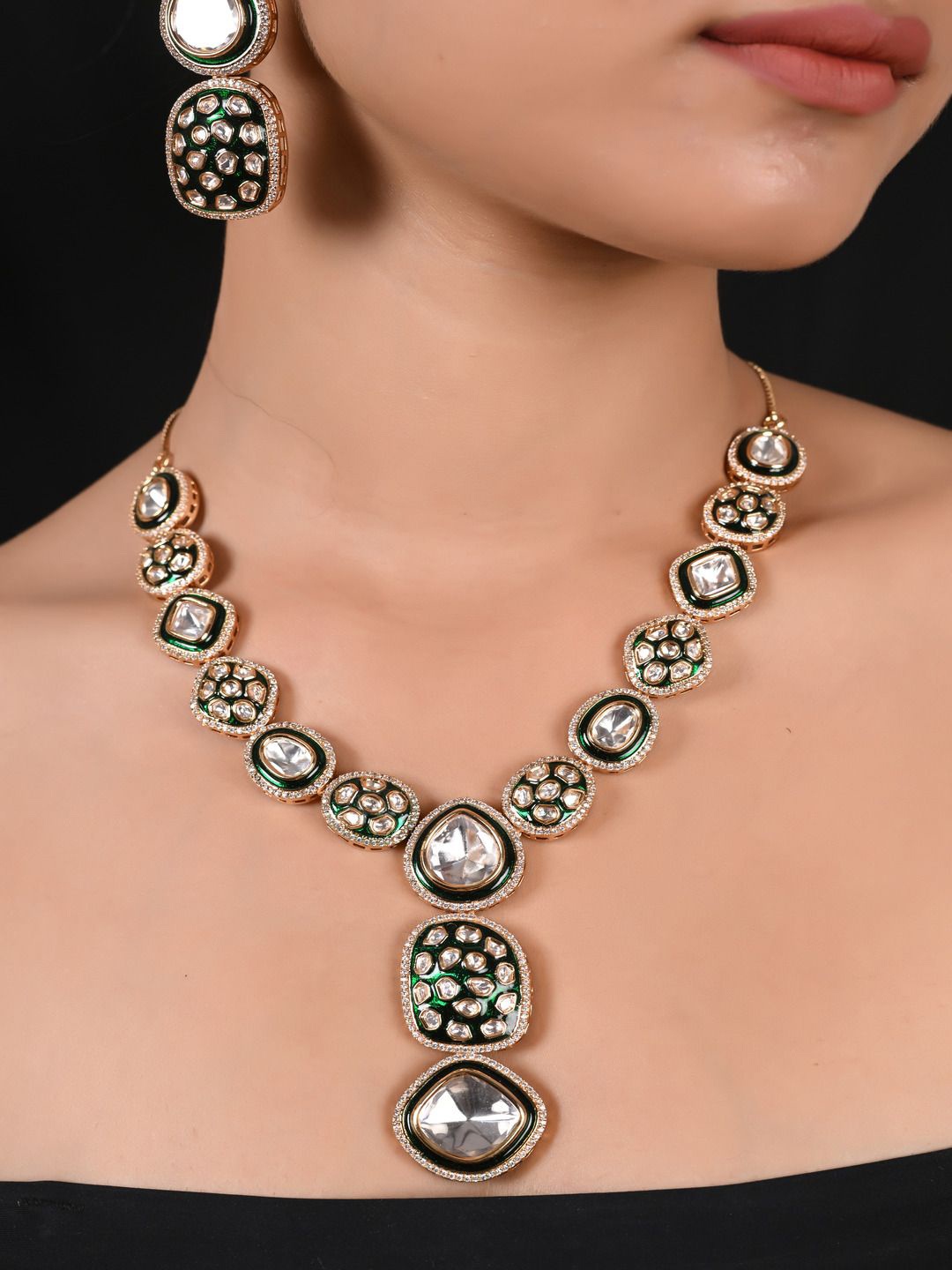 

RATNAVALI JEWELS Gold-Plated Kundan Stone-Studded Jewellery Set