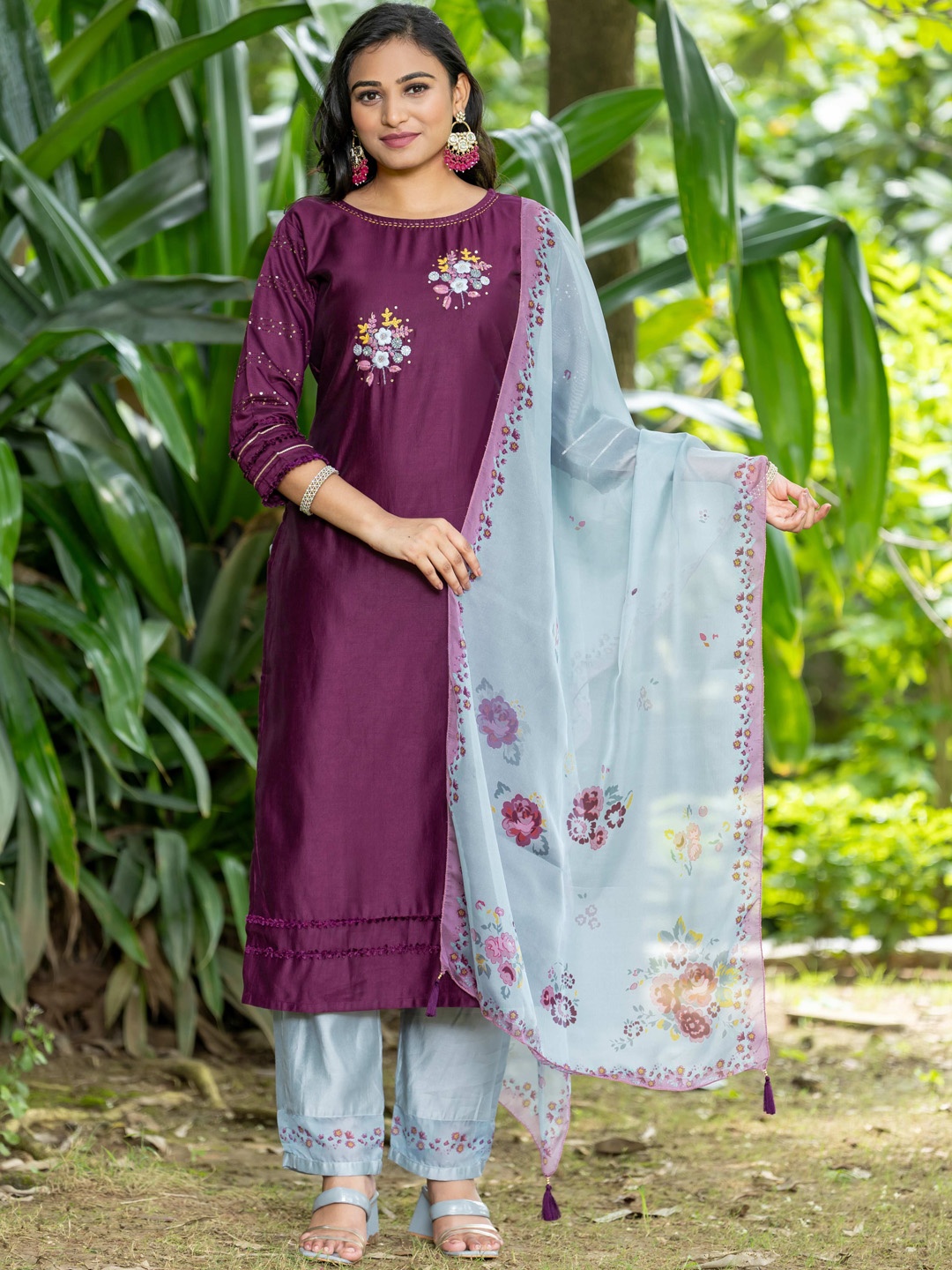 

MITTOO Ethnic Motifs Embroidered Regular Straight Kurta with Trousers & Dupatta, Magenta