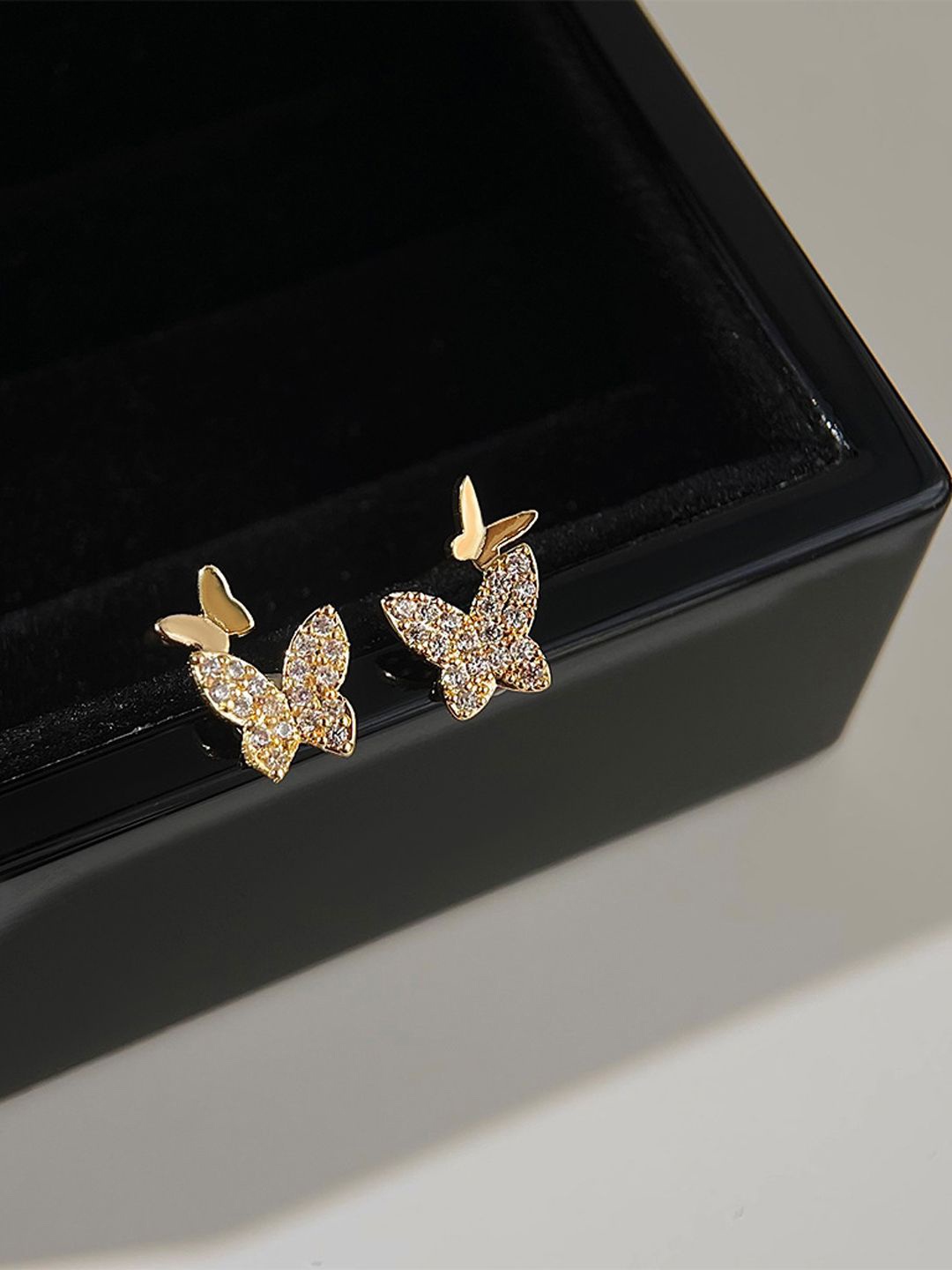 

FIMBUL Gold Plated Cubic Zirconia Animal Shaped Antique Studs