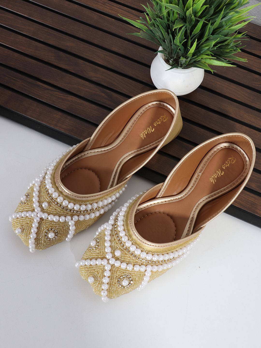 

Retro Walk Women Embellished Ethnic Mojaris with Bows Flats, Gold