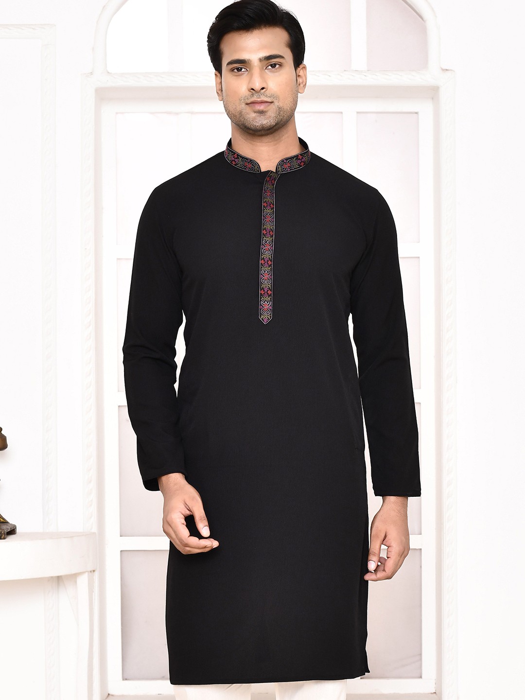 

MAAHI FABS Men Thread Work Kurta, Black