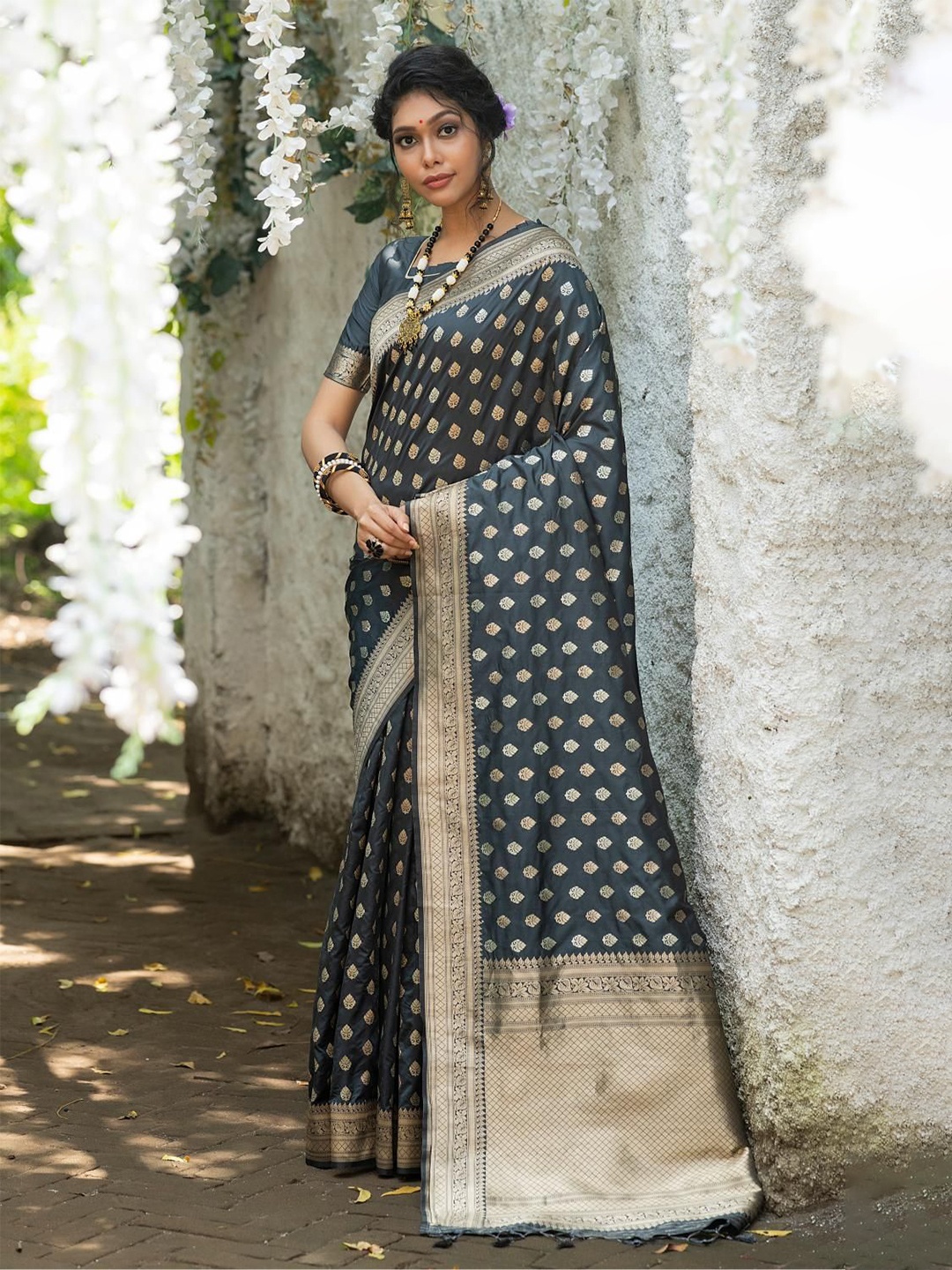 

Kandora Ethnic Motifs Woven Design Zari Pure Silk Banarasi Saree, Black