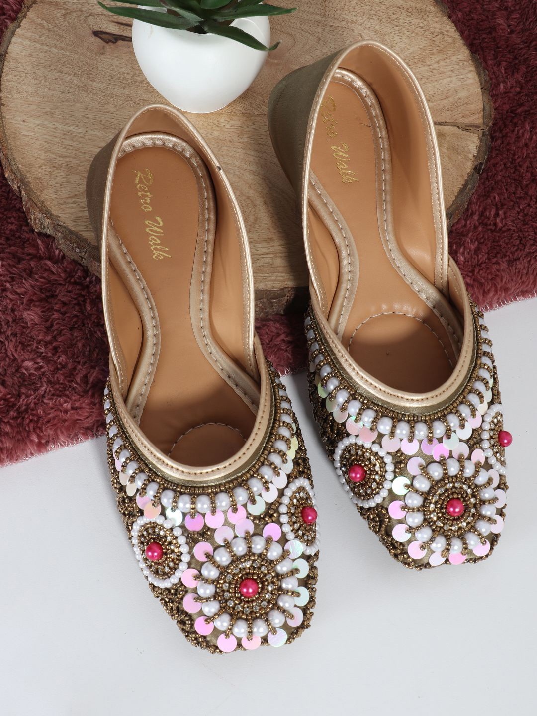 

Retro Walk Women Ethnic Embellished Mojaris, Bronze