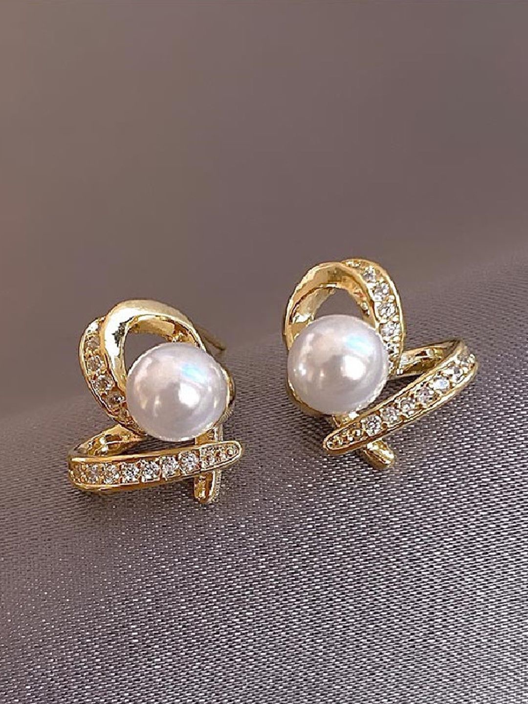 

KRENOZ Heart Shaped Studs Earrings, Gold