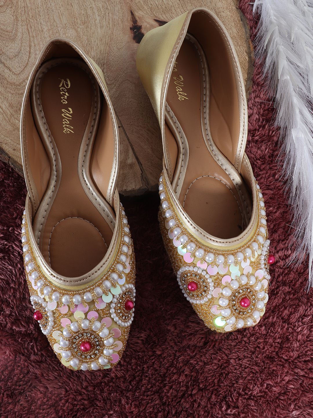 

Retro Walk Women Embellished Ethnic Mojaris, Gold