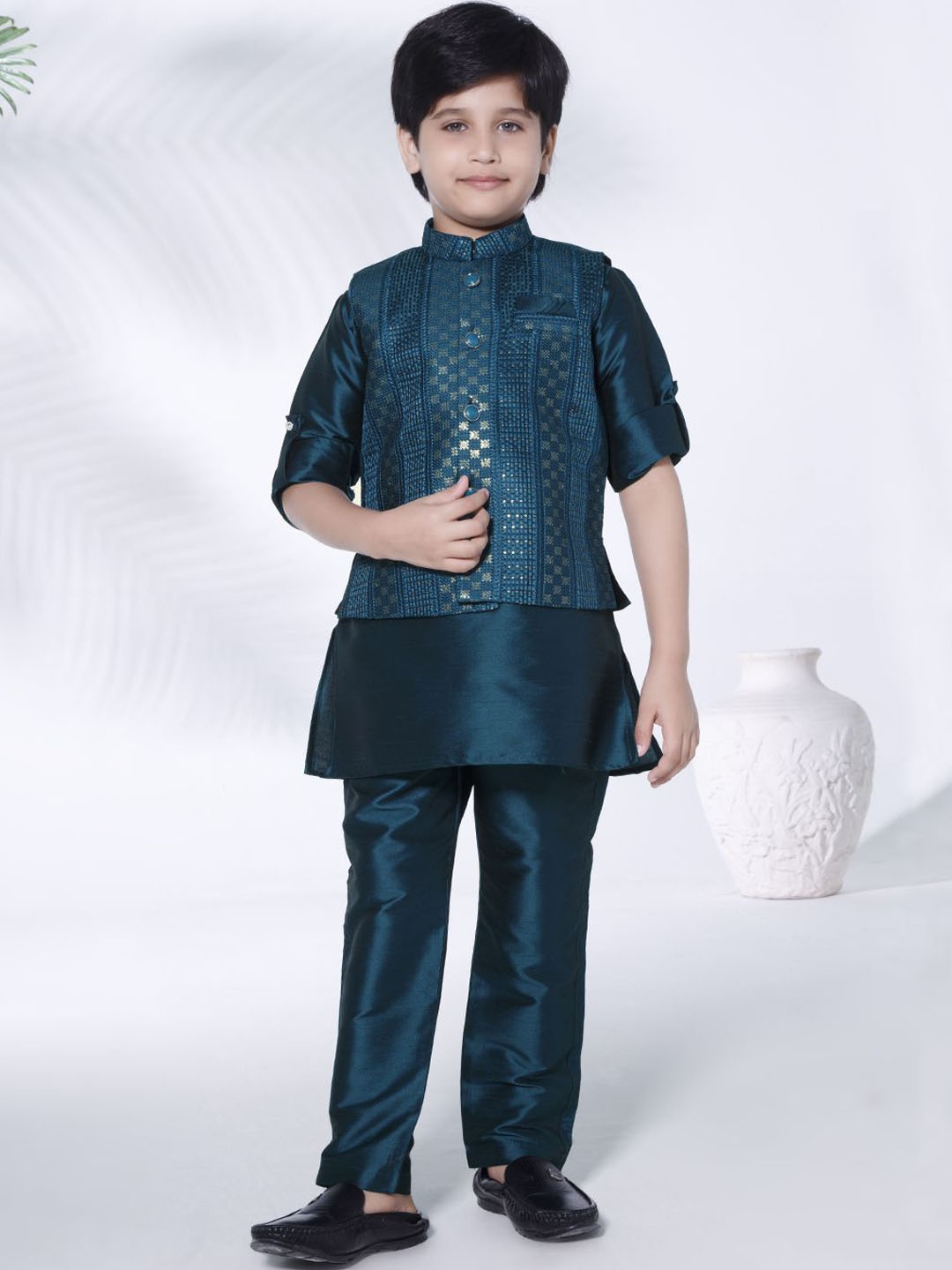 

Ministitch Boys Ethnic Motifs Embroidered Regular Sequinned Straight Kurta with Trousers, Blue