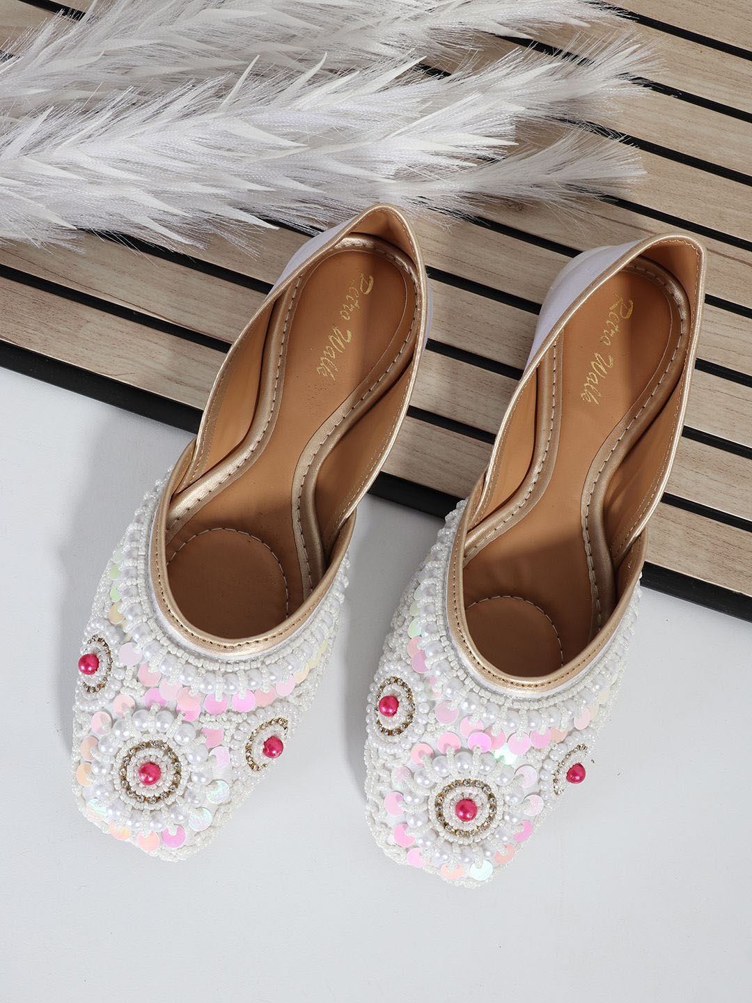 

Retro Walk Women Embellished Ethnic Mojaris, White