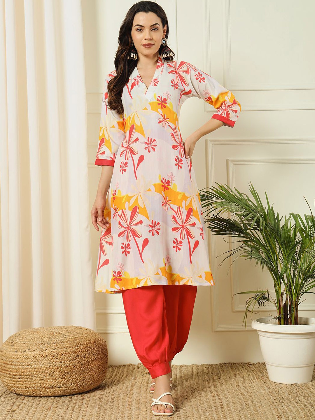 

Ekta Textiles Women Floral Printed Regular Kurti with Patiala, White