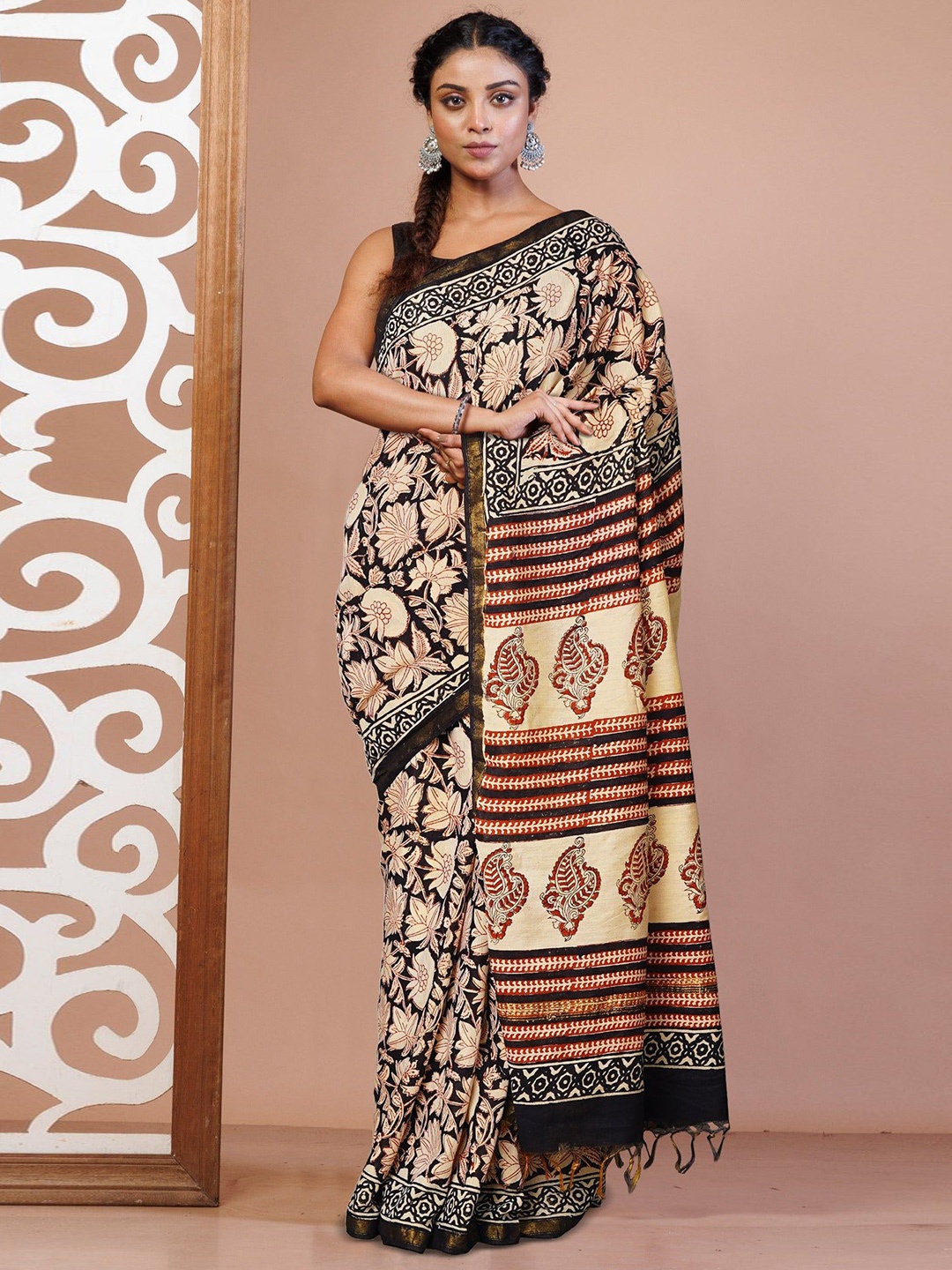 

Unnati Silks Ethnic Motifs Printed Zari Handloom Bagru Saree, Black