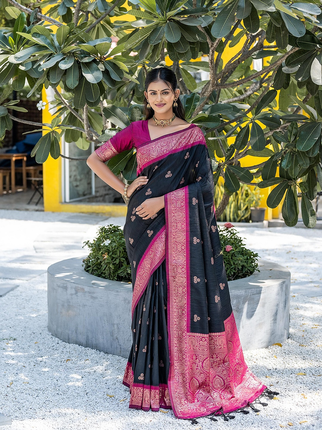 

Kandora Ethnic Motifs Woven Design Zari Pure Silk Banarasi Heavy Work Saree, Black