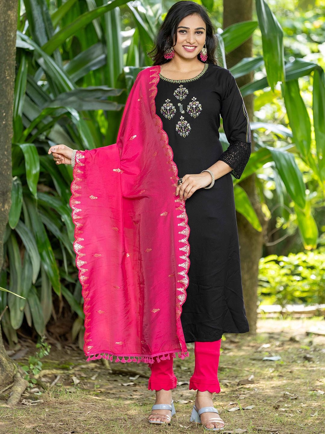 

MITTOO Ethnic Motifs Embroidered Regular Straight Kurta with Trousers & Dupatta, Black
