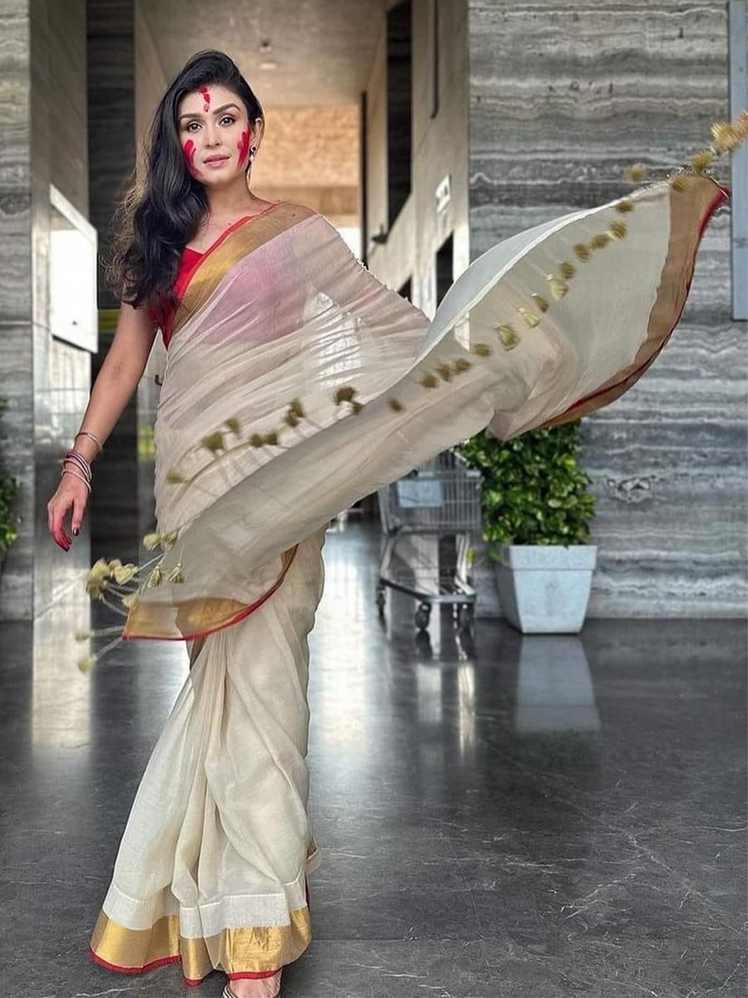 

LADY SHOPI Solid Woven Design Zari Chanderi Saree, White