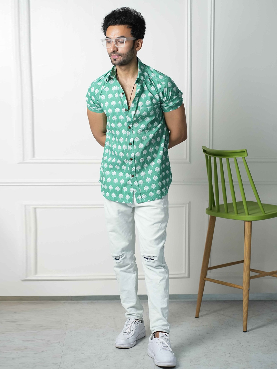 

OnlyMenGrooming Men Modern Spread Collar Floral Printed Cotton Casual Shirt, Green
