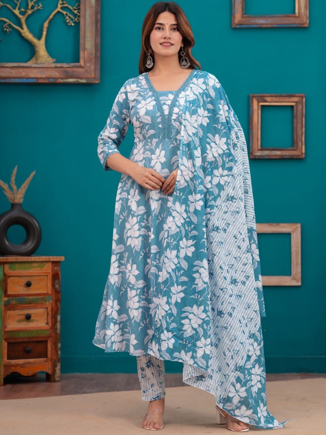 

PARUCREATION Floral Printed V-Neck Anarkali Kurta with Trouser & Dupatta, Blue