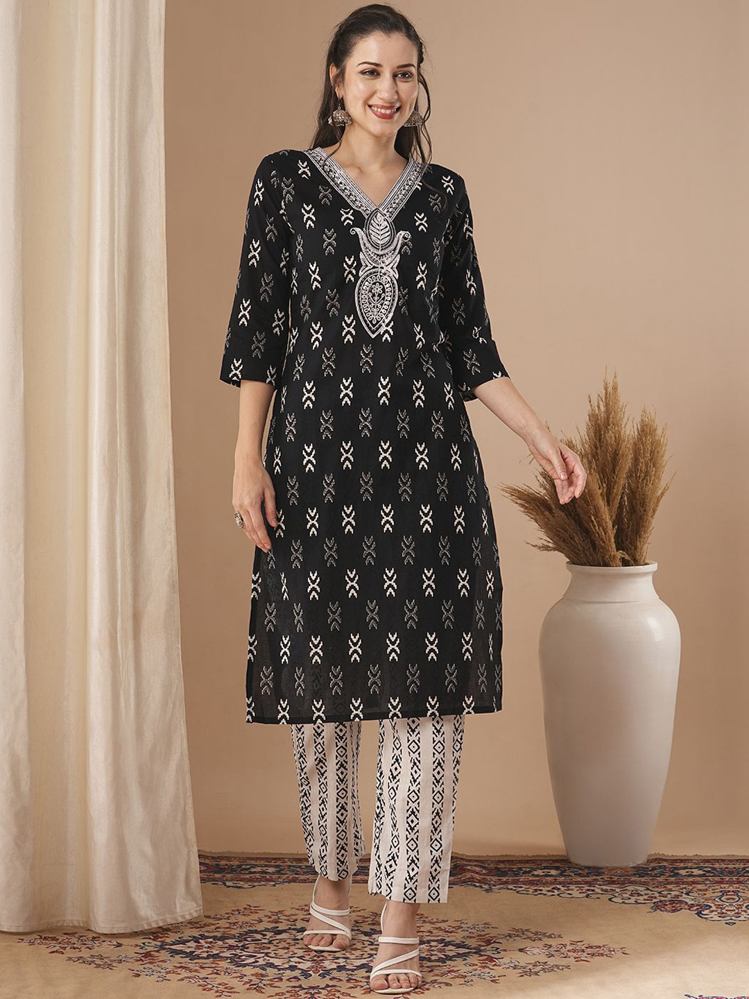 

FASHOR Women Floral Printed Regular Sequinned Pure Cotton Kurta with Trouser, Black