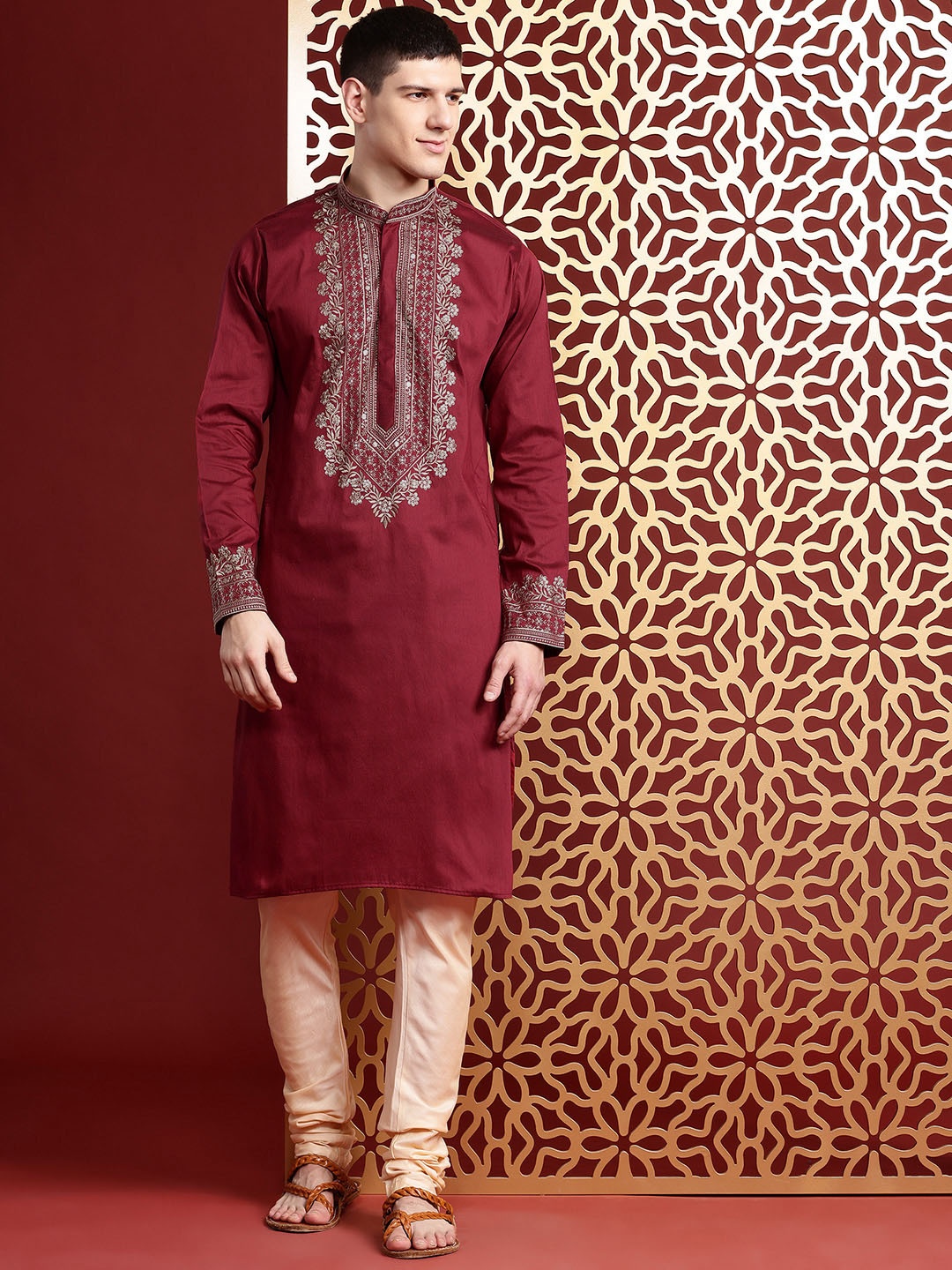 

MANQ Ethnic Motifs Yoke Design Sequinned Mandarin Collar Kurta, Maroon