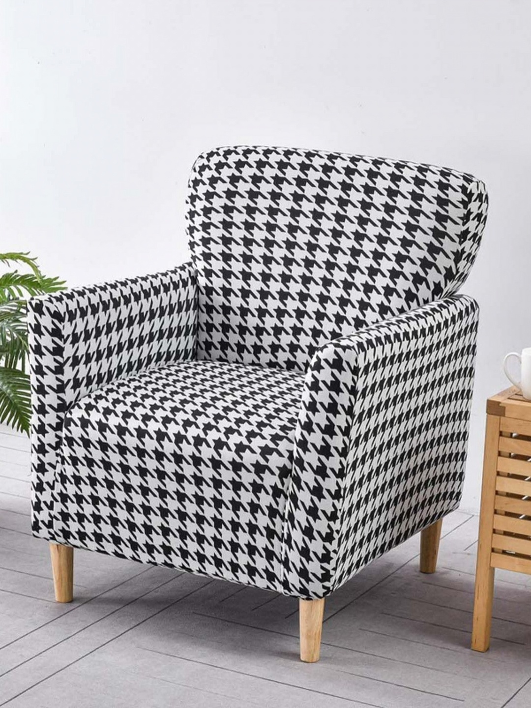 

HOUSE OF QUIRK Black & White Single Seater Printed Polyester Sofa Cover With Arms