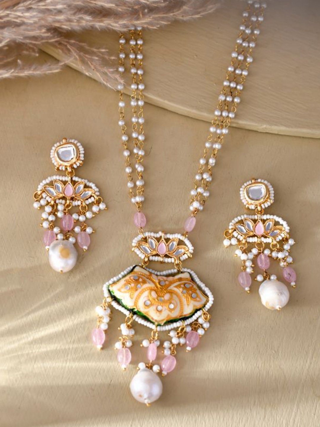 

DASTOOR Gold Plated Kundan Stone Studded & Beaded Jewellery Set