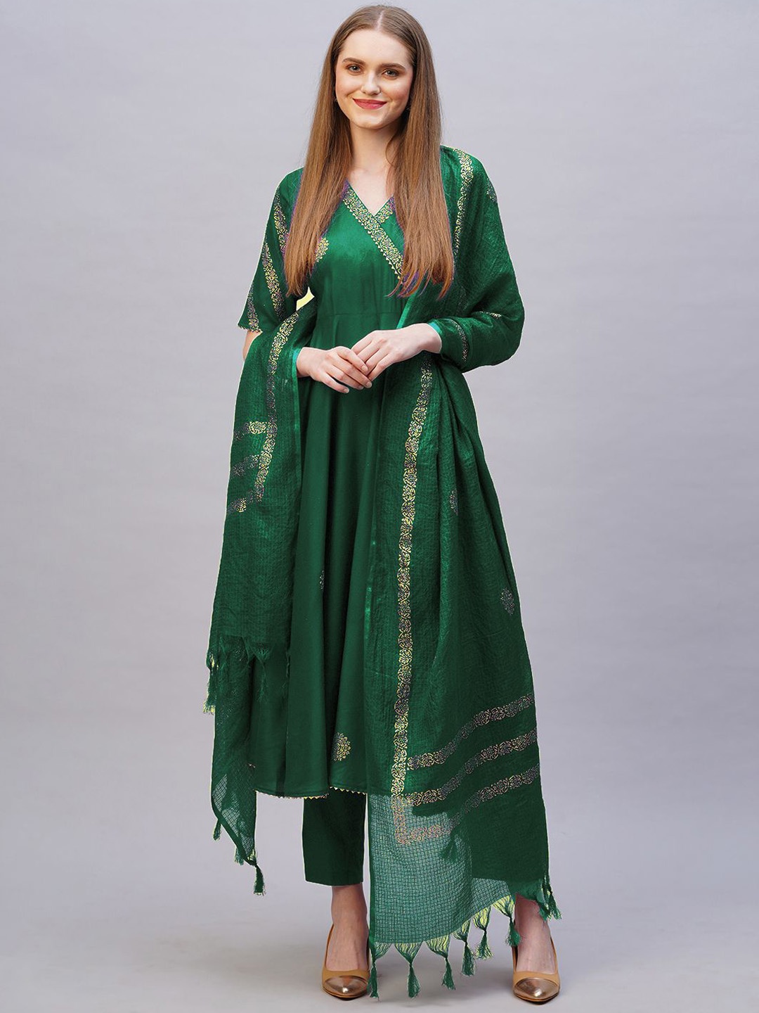 

GoSriKi Ethnic Motifs Printed V-Neck Regular Anarkali Kurta With Trousers With Dupatta, Green