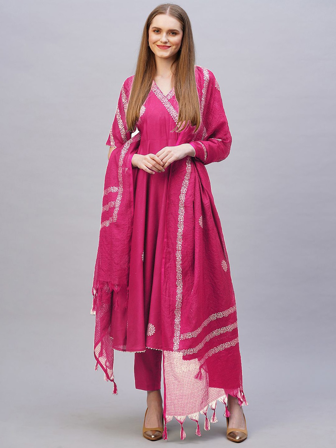 

GoSriKi Ethnic Motifs Printed V-Neck Regular Anarkali Kurta & Trousers & Dupatta, Pink