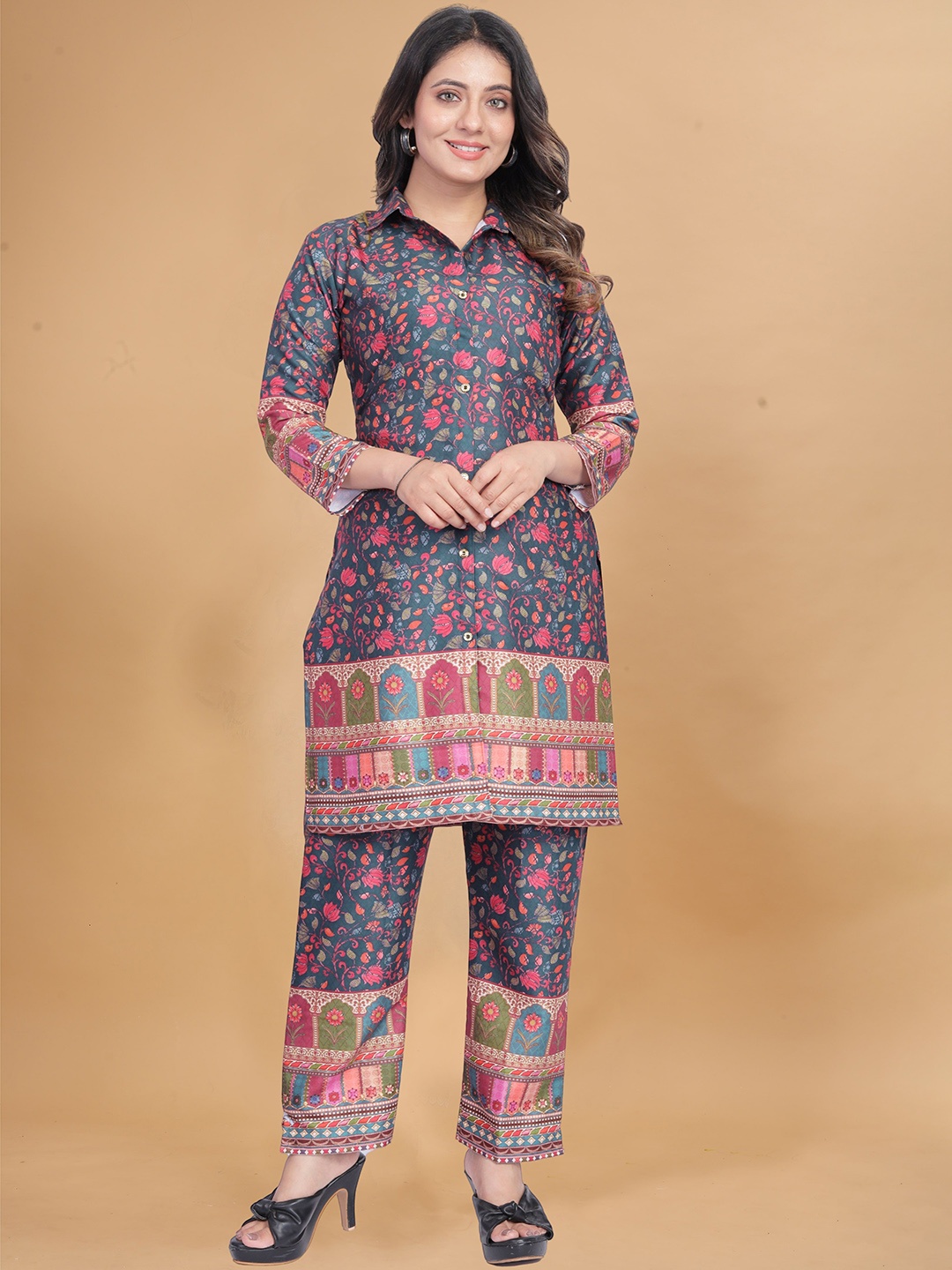 

VEECHIS Women Floral Printed Regular Kurta with Palazzos, Grey