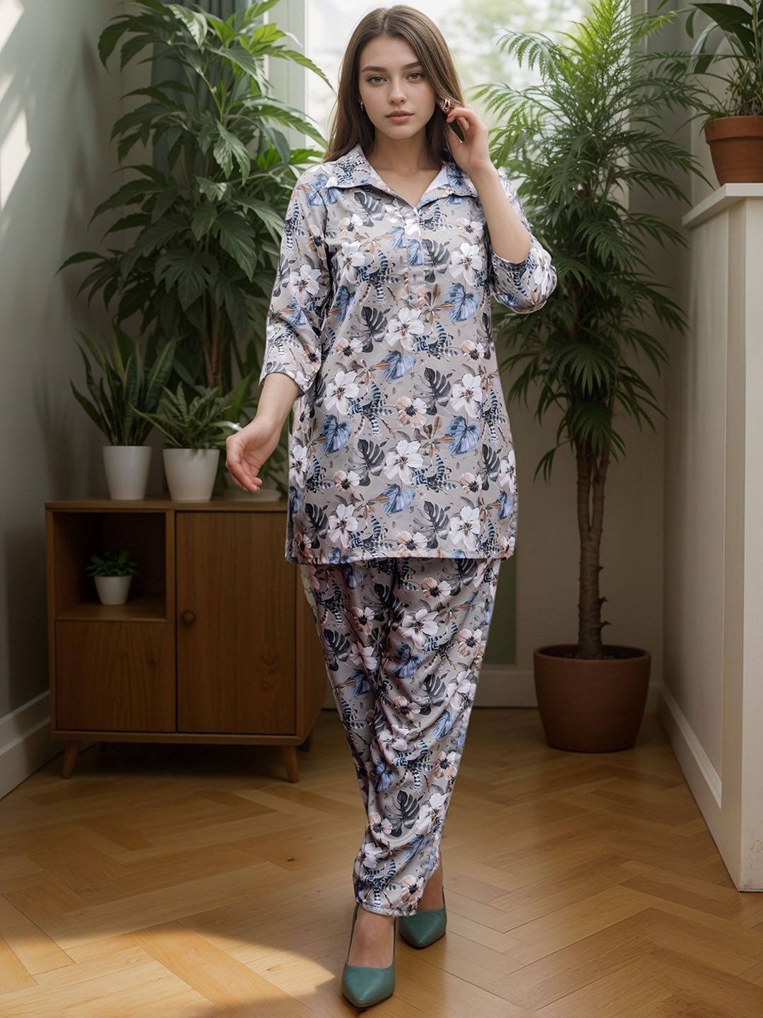 

Moktika Women Floral Printed Regular Kurti with Trousers, Brown