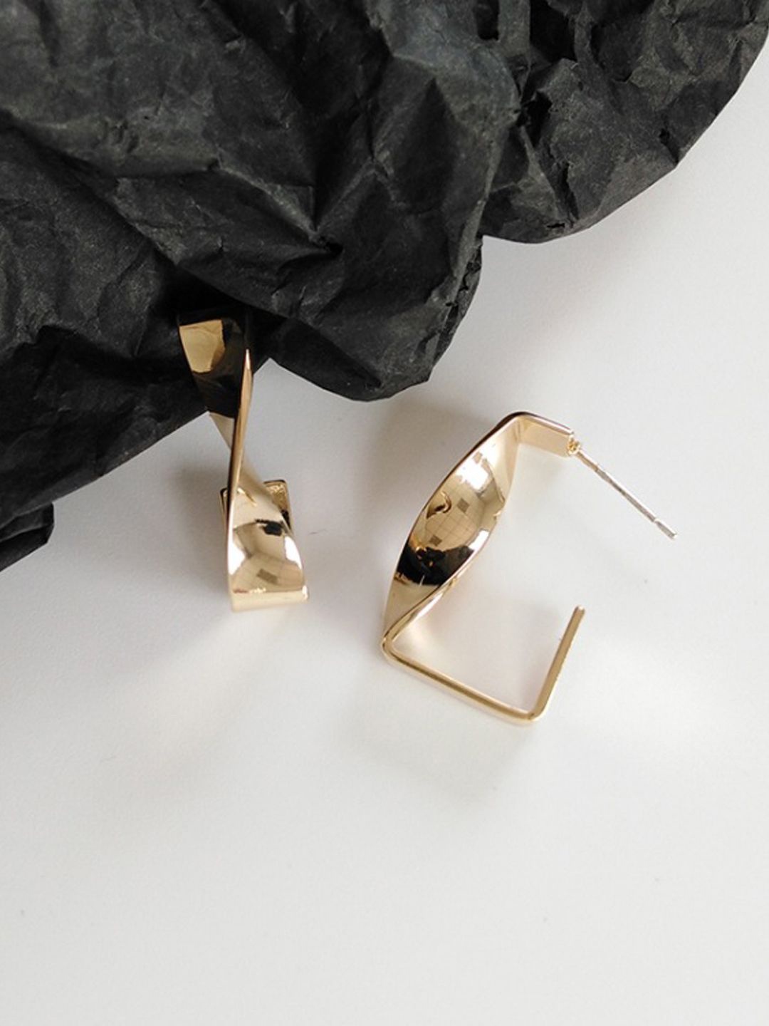

VAGHBHATT Gold Plated Geometric Shaped Stud Earrings