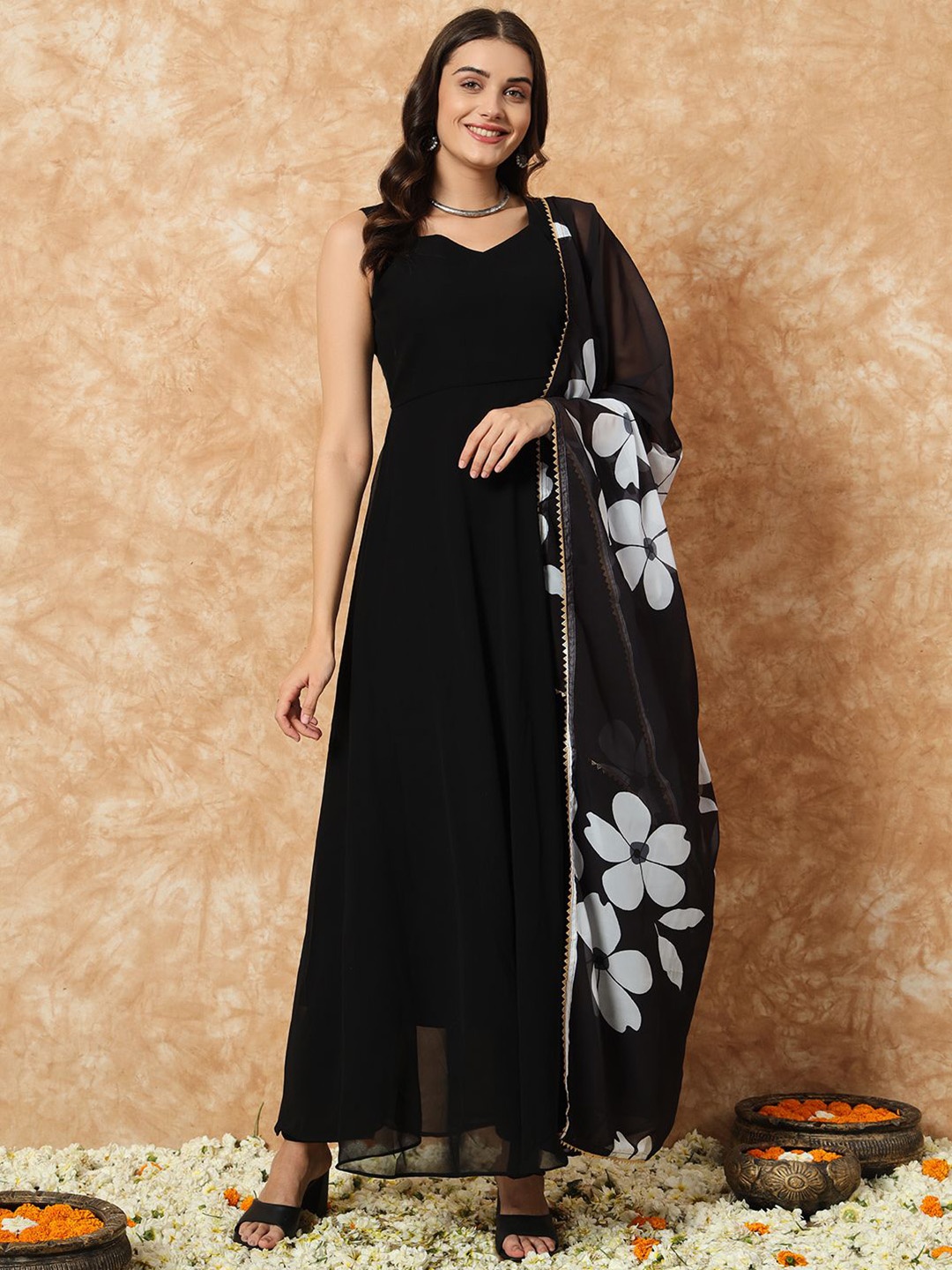 

KALINI Sweetheart Neck Sleeveless Regular Georgette Kurta With Trouser & Dupatta, Black