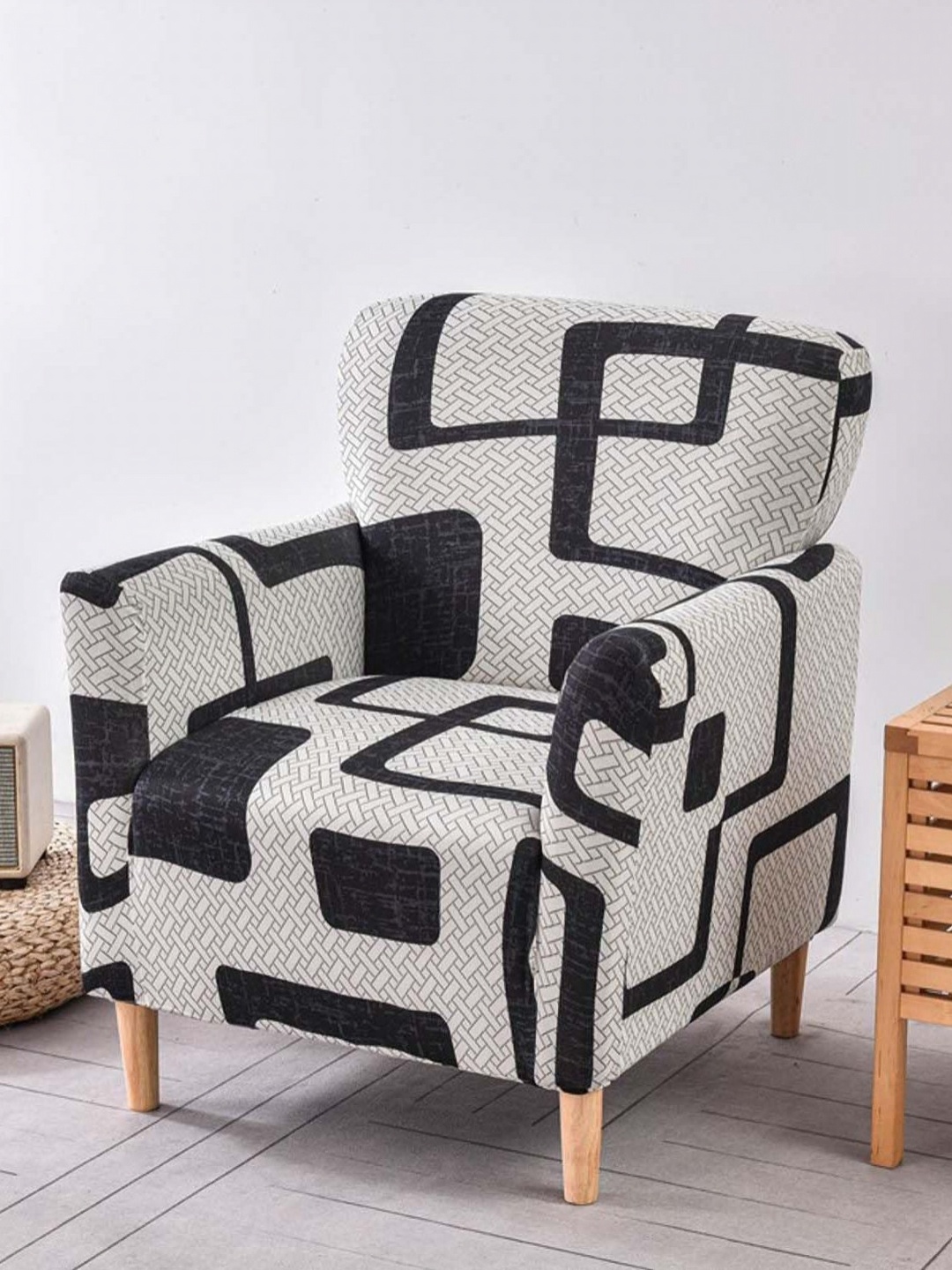 

HOUSE OF QUIRK Black & White Single Seater Printed Polyester Sofa Cover With Arms