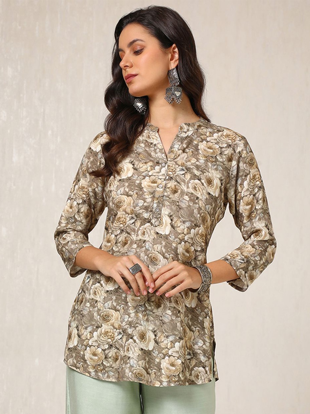 

Soch Women Floral Printed Mandarin Collar Kurtas, Beige