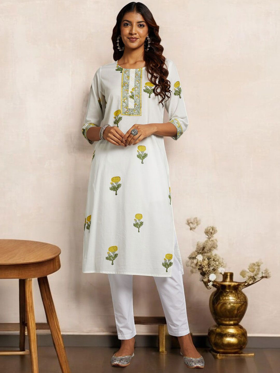 

Chandbaali Women Floral Printed Roud neck Cotton Kurta, White