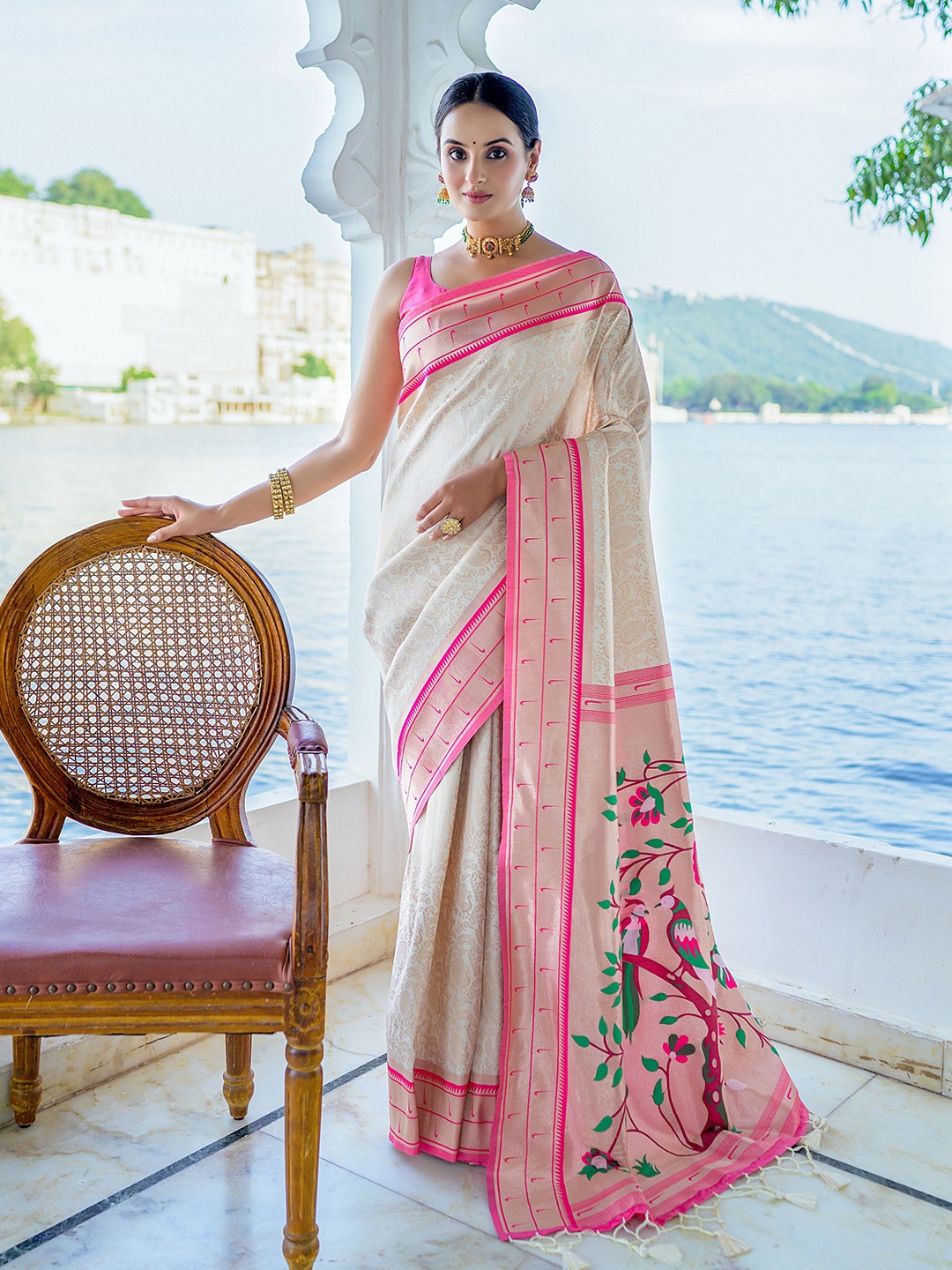 

Kandora Ethnic Motifs Woven Design Zari Pure Silk Kanjeevaram Saree, White
