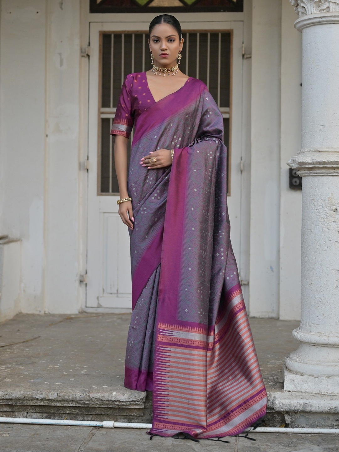 

Kandora Woven Design Zari Pure Silk Saree, Grey