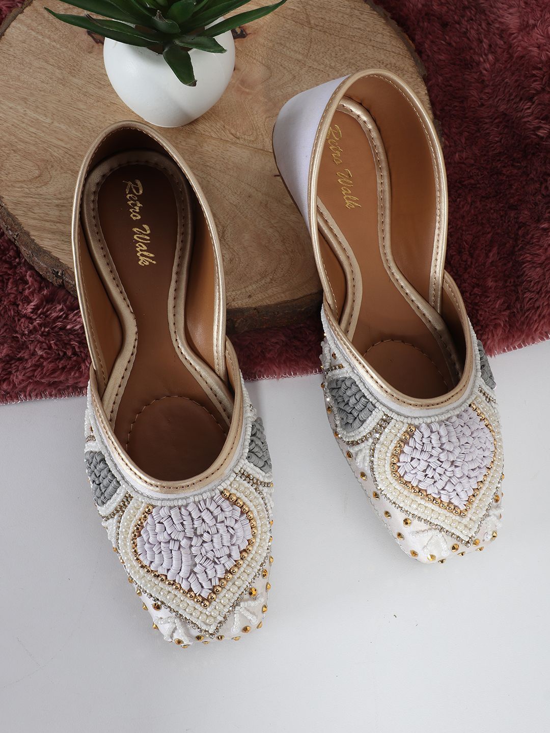 

Retro Walk Women Embellished Ethnic Mojaris, White